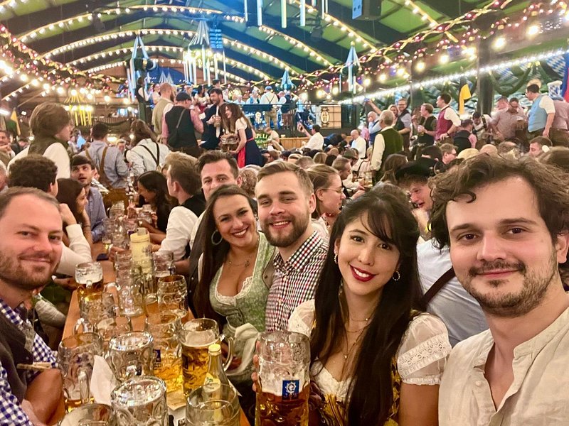 Oktoberfest Munich Tour incl. Table Reservation, Food & Drinks