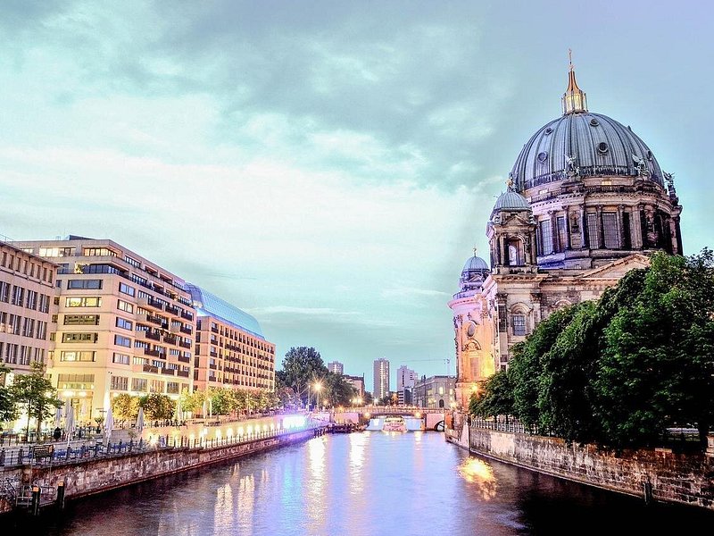 Private Scenic Transfer from Munich to Berlin with 4h of Sightseeing