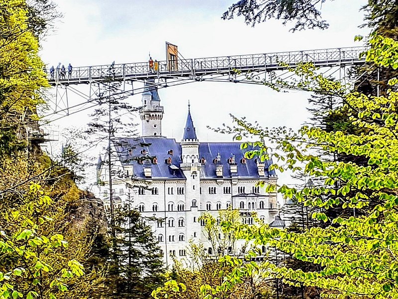 EXCLUSiVE NEUSCHWANSTEiN and XXL-Pedestrian SUSPENSiON BRiDGE Tour INCL. TiCKETS