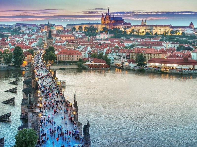 Private Transfer from Munich to Prague with 2 hours of Sightseeing, local driver