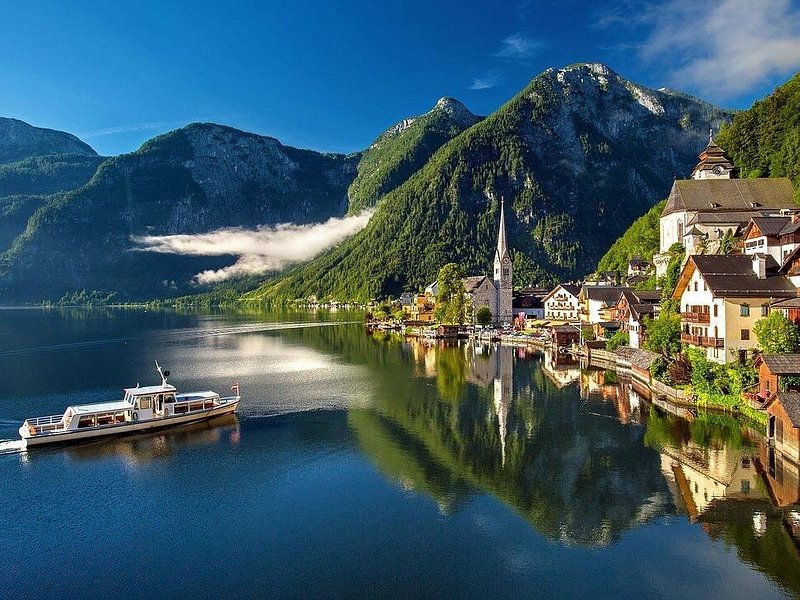 Private transfer from Munich to Vienna with 2-hour Sightseeing Stop in Hallstatt