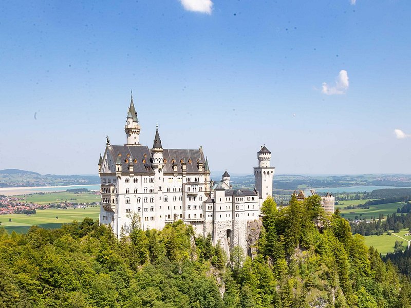 Premium Neuschwanstein Castle and Linderhof VIP Tour from Munich