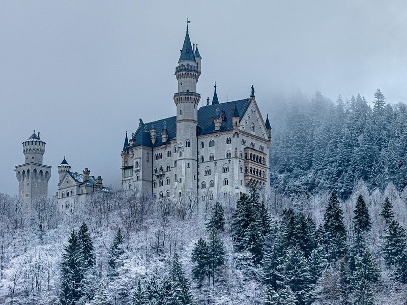 From Munich: Neuschwanstein Castle and Linderhof Private Tour
