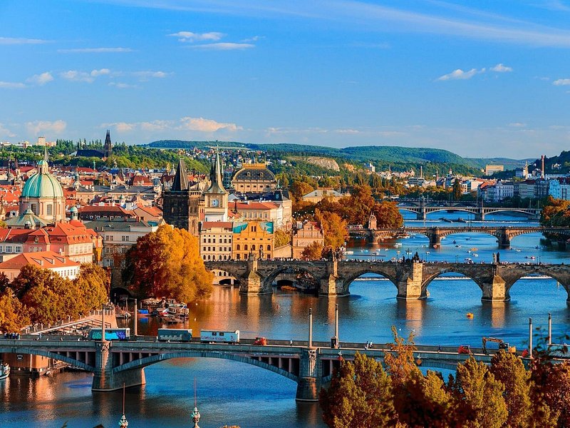 Private Car from Munich to Prague: Transfer with 2h Sightseeing