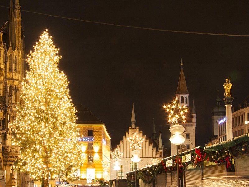 Magical Christmas Scenery in Munich – Private Walking Tour