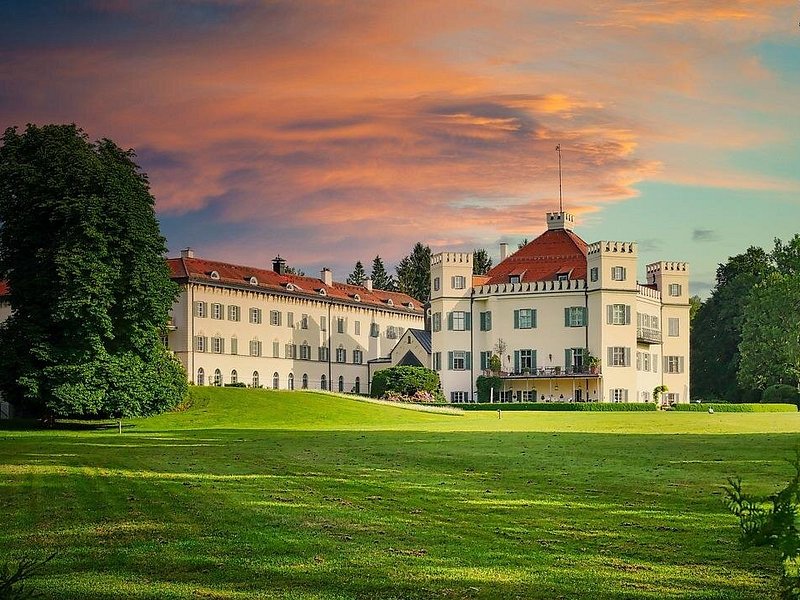Private tour in Dachau and Starnberg from Munich