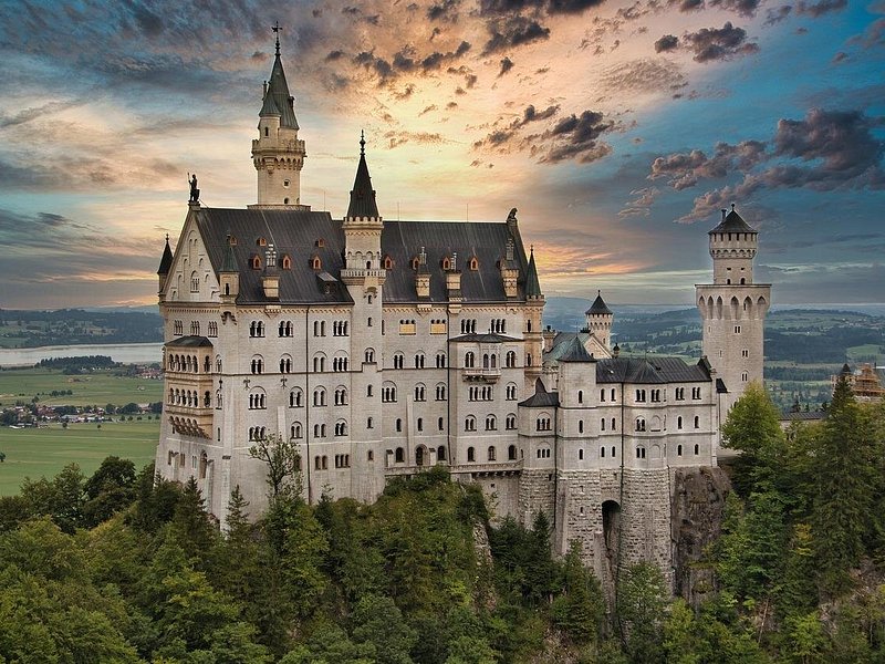 Munich to Neuschwanstein Castle and Linderhof Private Day Trip