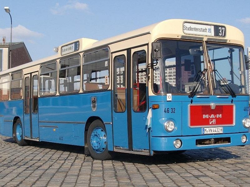 Munich Oldtimer Bus Sightseeing with Free Drinks