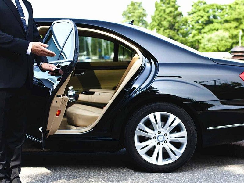 Full day luxury car with driver at disposal in Munich