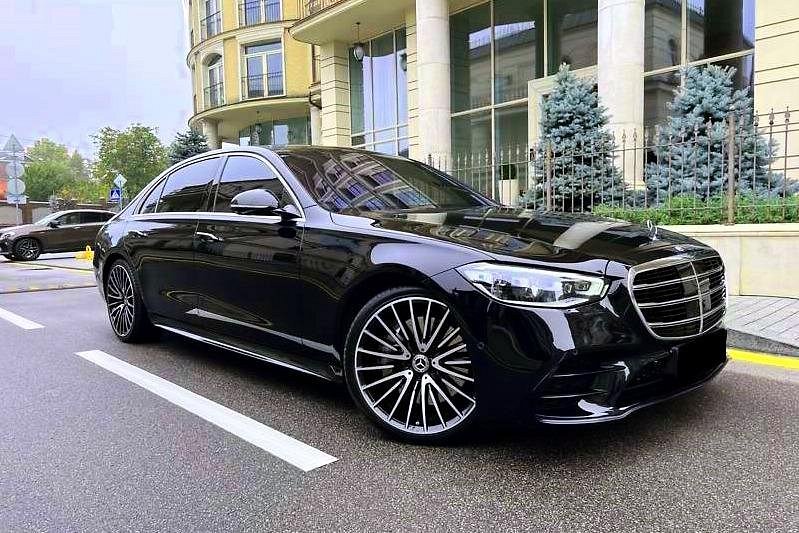 Arrival Transfer: Munich Airport MUC to Munich by Luxury Car